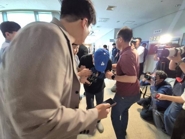 16일 대구 달서구 아파트에서 50대 여성을 살해한 혐의를 받는 A(48)씨가 구속 전 피의자 심문을 받기 위해 대구지법 서부지원에 출석하고 있다. 대구=김재현 기자