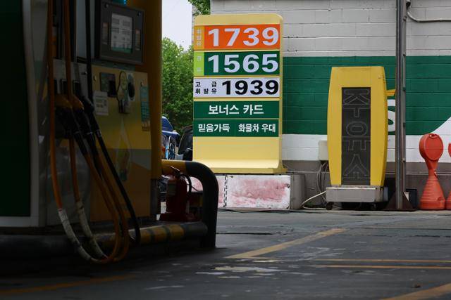 16일 서울 시내 한 주유소에 유가 정보가 표시돼있다. 이날 오후 2시 기준 서울 주유소 휘발유 평균 판매가는 1706.22원으로 집계됐다. 연합뉴스