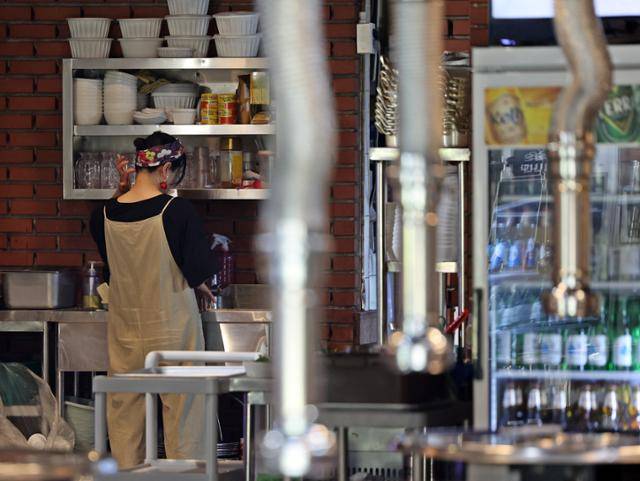 9일 서울 중구 명동거리의 한 식당에서 소상공인이 영업 준비를 하고 있다. 뉴스1