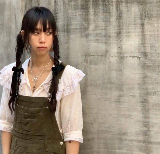 베이글 카페 '런던베이글뮤지엄'의 브랜드 총괄 디렉터인 료씨는 최근 책 '료의 생각 없는 생각'을 내고 "남들과 같아지지 못해서, 남들의 기준에 맞지 못해서 불안해하시는 분들이 더듬더듬 자신만의 답을 찾아가게 되기를 바란다"고 말했다. 열림원 제공