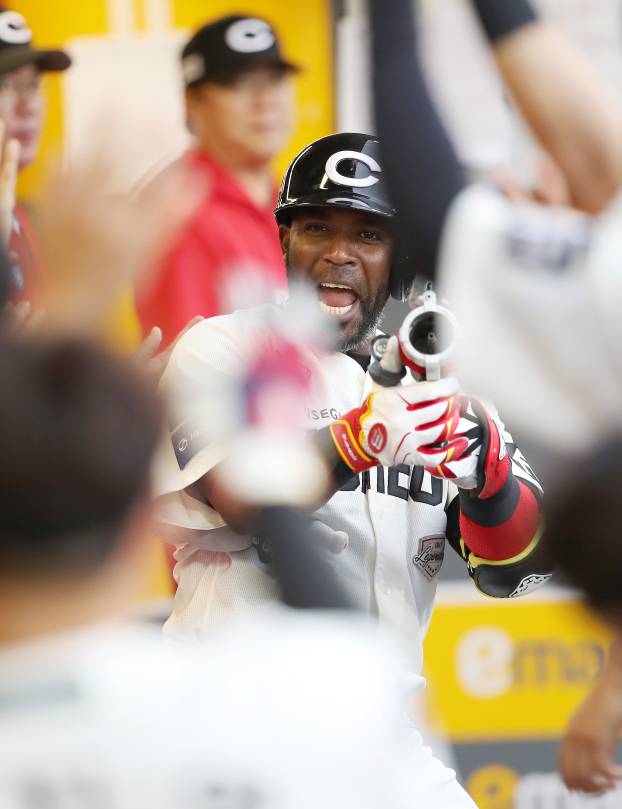 15일 인천 롯데전에서 결승 홈런을 때려낸 뒤 세리머니하는 에레디아. SSG 제공