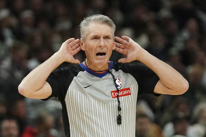<yonhap photo-1717=""> FILE - Referee Scott Foster (48) gestures during the second half of an NBA basketball game between the Milwaukee Bucks and the Philadelphia 76ers, Jan. 19, 2025, in Milwaukee. (AP Photo/Aaron Gash, File) FILE PHOTO/2025-06-16 06:18:04/ <저작권자 ⓒ 1980-2025 ㈜연합뉴스. 무단 전재 재배포 금지, AI 학습 및 활용 금지></yonhap>