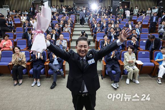 더불어민주당 김병기 신임 원내대표가 13일 오후 서울 여의도 국회에서 열린 제2기 원내대표 선출 의원총회에서 원내대표로 선출된 뒤 포즈를 취하고 있다. [사진=곽영래 기자]