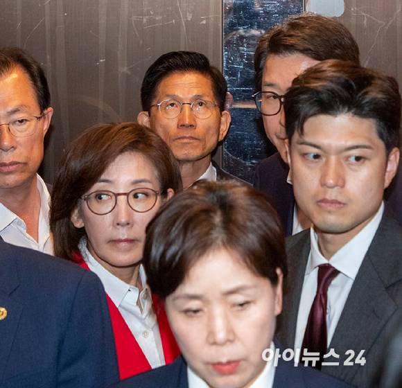 제21대 대통령 선거에서 이재명 더불어민주당 대선 후보의 당선이 확실시된 4일 새벽 김문수 국민의힘 대선후보가 서울 여의도 국민의힘 중앙당사에서 대선 패배 승복 기자회견을 마치고 퇴장하고 있다. [사진=정소희 기자]