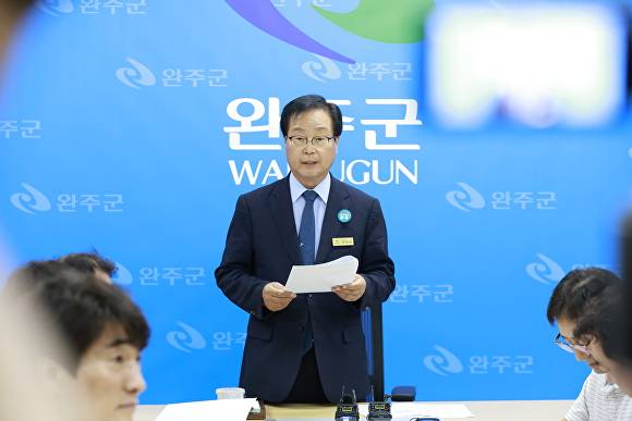 유희태 군수가 기자회견에서 완주-전주 통합과 관련해 행정안전부에 여론조사를 건의하겠다고 발표하고 있다 [사진=완주군 ]