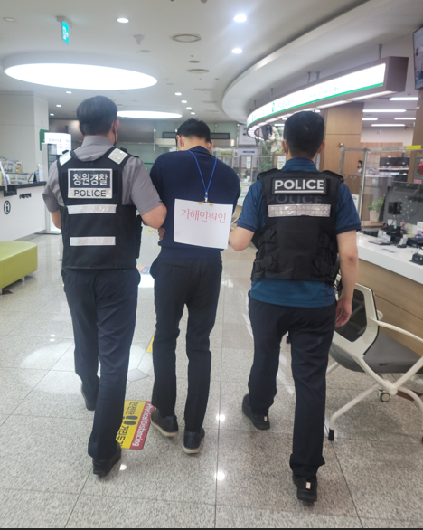 이천시가 13일 특이민원 상황에 대응하기 위해 경찰합동 모의훈련을 실시하고 있다. [사진=이천시]