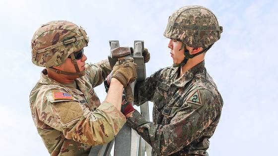 지난 9일부터 열린 연합 병참선 교량 구축 훈련에서 한국군과 미군 장병이 협력하고 있다. 육군