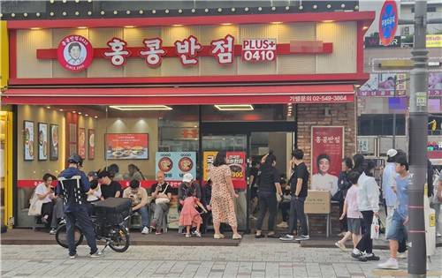 할인 행사 중인 홍콩반점을 찾은 소비자들. 연합뉴스