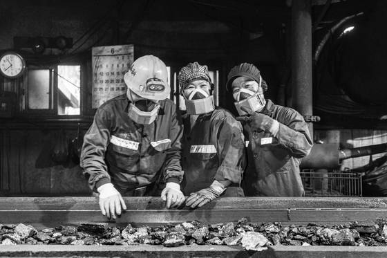 석탄을 고르고 있는 선탄부들. [사진 전제훈]