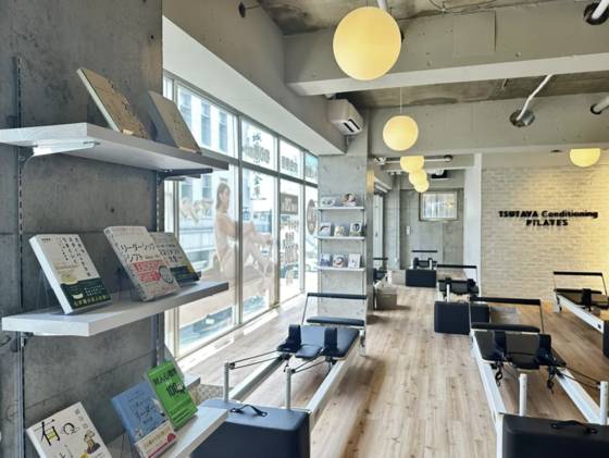 공간 브랜딩 확장을 위해 필라테스와 서점을 결합한 콘셉트를 구현한 CCC. tsutaya conditioning pilates