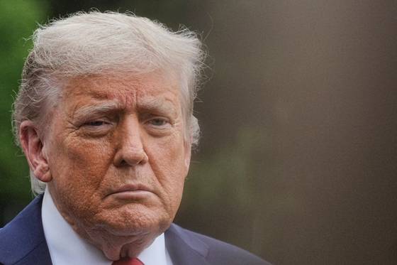 도널드 트럼프 미국 대통령이 15일(현지시간) 미국 워싱턴DC에서 캐나다에서 열리는 G7 정상회의에 참석하기 위해 백악관을 나서고 있다. 로이터=연합뉴스