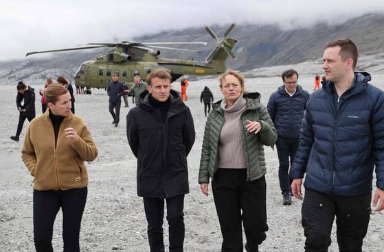 프랑스 에마뉘엘 마크롱 대통령(왼쪽에서 두 번째)이 15일(현지시간) 그린란드를 찾았다. 맨 왼쪽은 메테 프레데릭센 덴마크 총리. AFP=연합뉴스