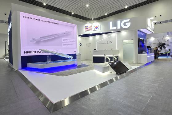 지난 20일 말레이시아 랑카위에서 열린 ‘랑카위 국제 해양·항공전시회(LIMA) 2025’에서 함대공 유도탄 방어유도무기 ‘해궁’이 전시돼있다.[LIG넥스원 제공]