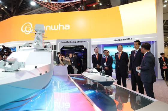 김동관 한화그룹 부회장(오른쪽 둘째)이 28일 부산 벡스코에서 열린 '2025 마덱스'에서 한화 부스를 둘러보고 있다. 사진 한화그룹