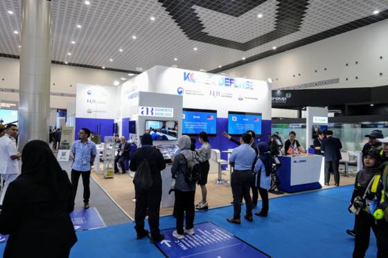 말레이시아 랑카위 방산전시회 'LIMA 2025'의 이튿날인 지난 21일(현지시간) 전시회 참가자들이 전시회장에 마련된 한국관 앞에서 참가업체 관계자의 설명을 듣고 있다. 한국방위산업진흥회.