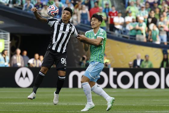 보타포구 선수와 볼을 다투는 시애틀 수비수 김기희(오른쪽). EPA=연합뉴스