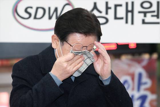 2022년 1월 24일 더불어민주당 대선후보이던 이재명 대통령이, 어린 시절 소년공으로 일했던 성남 상대원시장을 찾아 유세하던 도중 과거를 이야기하다가 눈물을 쏟고 있다. 사진 국회사진기자단