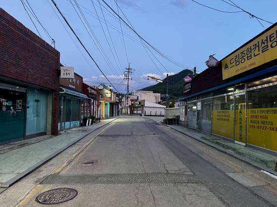 폐광을 앞둔 도계광업소가 있는 강원도 삼척시 도계읍은 한참 흥청거릴 오후 6시 30분에도 거리가 한산했다. 상가 공실도 많다. 김홍준 기자