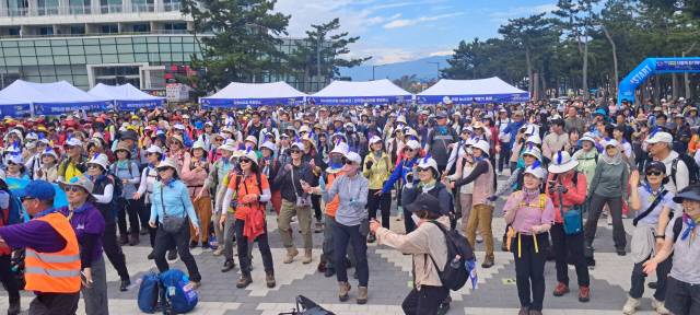 ▲ ‘2025 글로벌 강릉 트레일 페스타’가 15일 열린 가운데 경포해변 중앙광장에서 진행된 다함께 걷기 축제 참가자들이 준비 운동을 하고 있다.  강릉시 제공