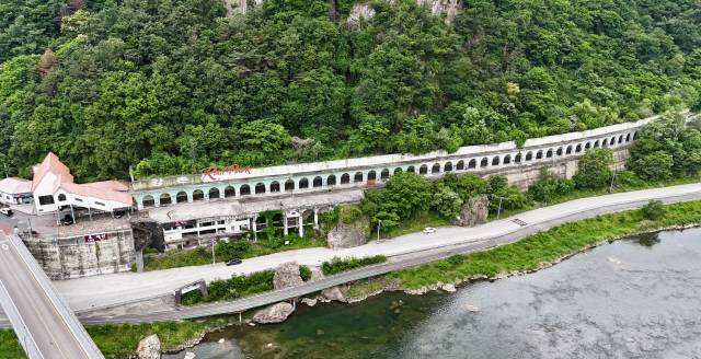 ▲ 강촌 피암터널이 제 역할을 하지 못한채 15년째 방치되고 있는 가운데 중년세대들의 청춘이 서려있는 MT 명소 강촌을 활용하려는 움직임이 일고 있다.  방도겸 기자