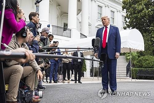 ▲ 취재진과 문답하는 트럼프 [워싱턴 EPA=연합뉴스. 재판매 및 DB 금지]