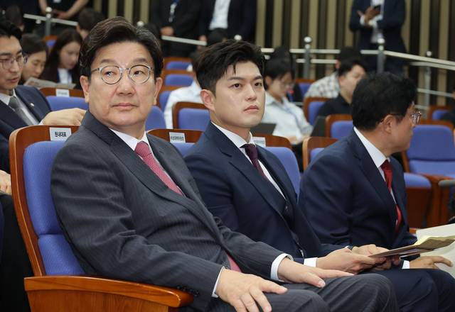 ▲ 국민의힘 권성동 원내대표와 김용태 비상대책위원장이 16일 서울 여의도 국회에서 열린 원내대표 선출 선거 의원총회에 참석해 있다.  연합뉴스