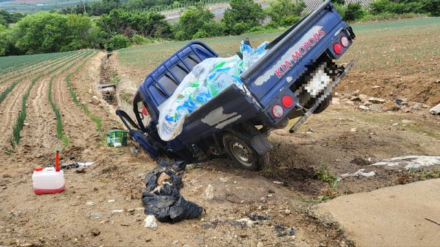 ▲ 16일 오전 9시 14분쯤 양구군 해안면에서 50대 남성이 농수로에 빠진 차량에 갇히는 사고가 발생했다. 강원소방본부 제공