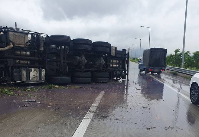 ▲ 16일 오전 11시 25분쯤 경남 김해시 진영읍 부산 외곽순환도로 순천 방면 진영분기점 램프에서 60대 A씨가 몰던 25t 탱크로리 차량이 가드레일을 들이받은 사고 현장 [연합뉴스]