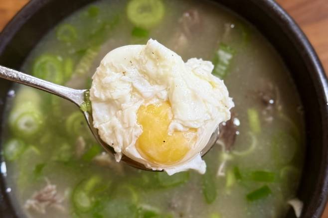 수란과 함께 나오는 평남식당의 소머리곰탕. 사진=박소윤