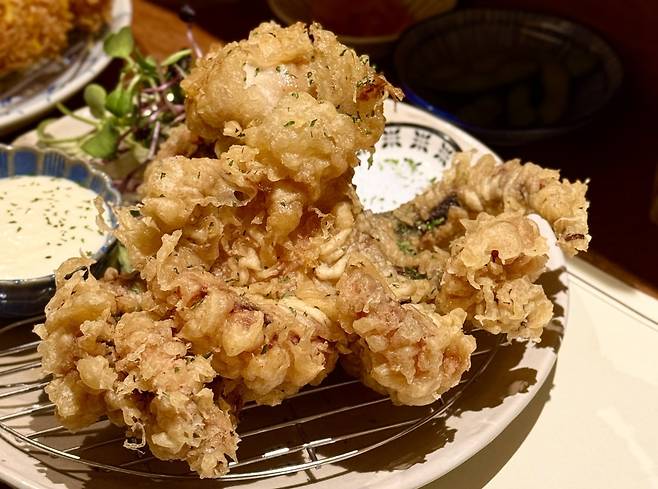 포항의 대표 특산물인 문어를 통째로 튀겨냈다. 사진=박소윤