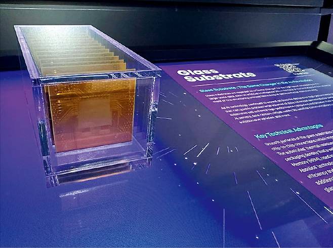 SKC가 스페인 바르셀로나에서 지난 3월 열린 모바일 월드 콩그레스( MWC) 2025에 전시한 유리 기판. SKC 제공