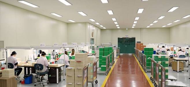 검사반 직원들이 업무에 집중하고 있다. 성우 제공