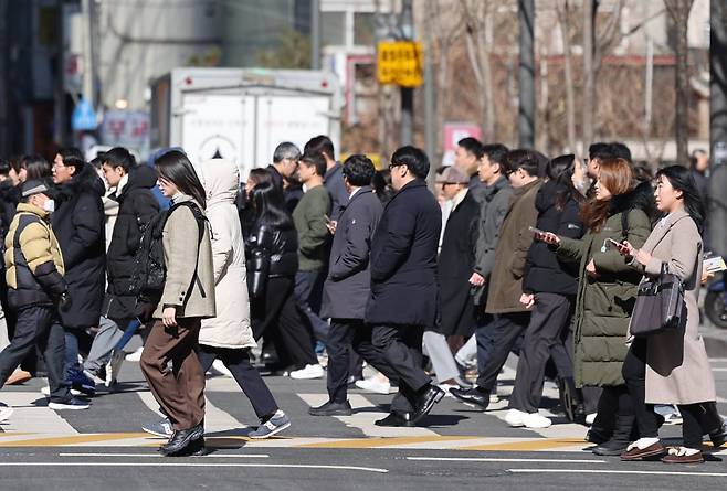 서울 무교동 일대에서 점심식사를 마친 직장인들이 발걸음을 옮기고 있다. 25.2.13 사진=한경 이솔 기자