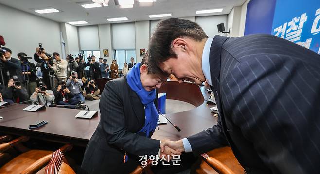 ‘입시 비리·감찰 무마’ 혐의로 대법원에서 징역 2년이 확정된 조국 조국혁신당 대표가 2024년 12월12일 국회에서 열린 기자회견에서 입장을 밝힌 뒤 동료 의원들과 포옹하며 마지막 인사를 하고 있다. 성동훈 기자