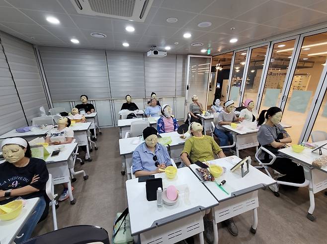 지난 11일 서초 1인가구 지원센터에서 양재언니(피부관리) 수업이 진행되고 있다. 서울시 제공
