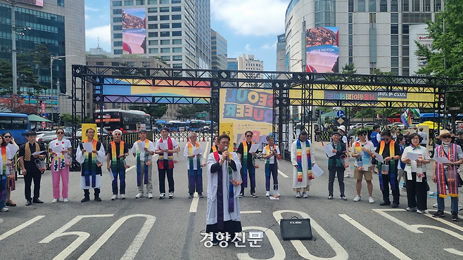 14일 오전 11시 서울 지하철 을지로입구역 2번 출구 앞 입구 근처에서 ‘무지개 너머 무지개 축복식’이 진행되고 있다. 강한들 기자