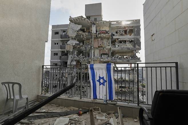 15일(현지시간) 이란의 미사일 공격으로 이스라엘 중부 바트얌에 있는 아파트가 파괴돼있다. AP연합뉴스