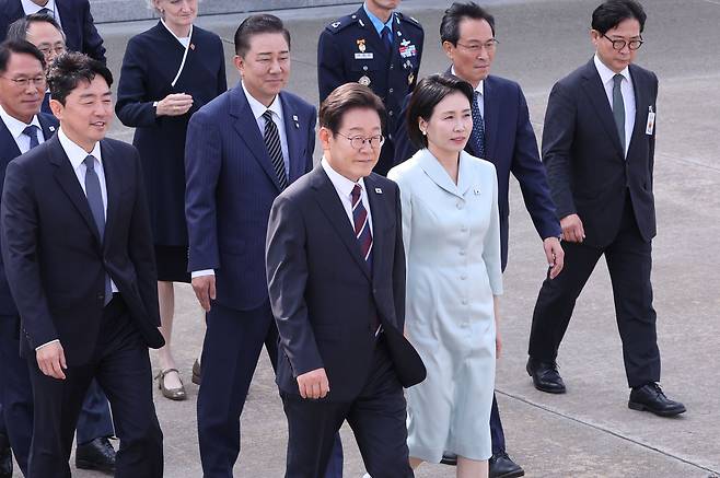 이재명 대통령과 김혜경 여사가 16일 캐나다 앨버타주 카나나스키스에서 열리는 주요 7개국(G7) 정상회의 참석을 위해 경기도 성남시 서울공항에 도착해 공군 1호기로 이동하고 있다. 대통령실사진기자단