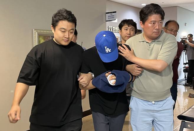 스토킹하던 여성을 살해한 뒤 달아나 나흘 만에 붙잡힌 피의자가 16일 대구지법에서 열린 영장실질심사를 마친 뒤 법원을 나서고 있다. 연합뉴스