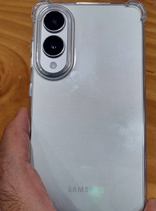 갤럭시 S25 엣지 티타늄 실버 제품에 투명 젤리 케이스를 끼워서 사용한 모습. 정옥재 기자
