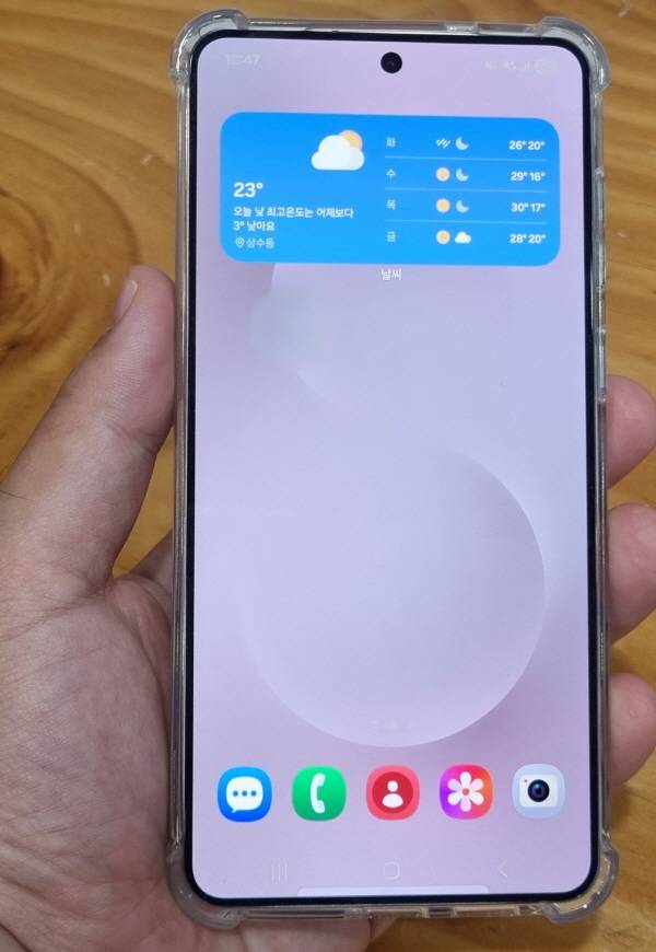 갤럭시 S25 엣지 전면 디스플레이 모습. 정옥재 기자