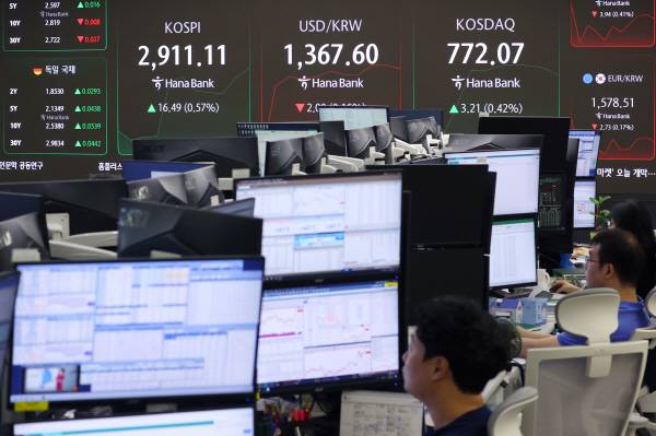 16일 오전 서울 중구 하나은행 딜링룸에서 직원들이 업무를 보고 있다. 사진은 기사 내용과 직접적인 관련이 없음. 연합뉴스