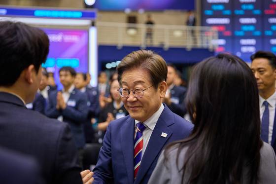 President Lee Jae-myung meets employees of the Korea Exchange at its office in Yeouido, western Seoul, on June 11. The picture is from Lee's Instagram account. [SCREEN CAPTURE]