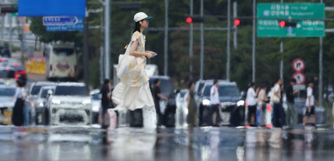 A heat haze caused by ground temperature rises above Yeoui-daero in Yeongdeungpo District, western Seoul, on June 15, as daytime temperatures in Seoul surpassed 30 degrees Celsius (86 degrees Fahrenheit). [YONHAP]