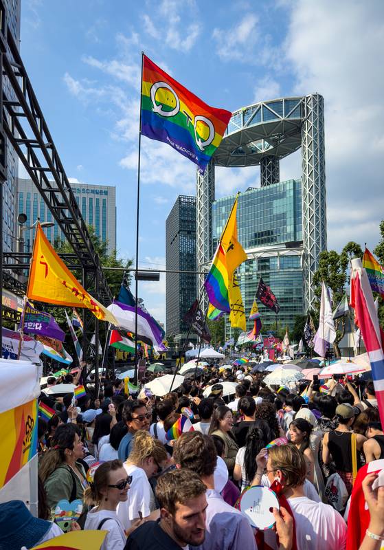 Attendees at the Seoul Queer Culture Festival wait before the start of the parade at the traffic intersection of Jonggak Station in Jongno District, central Seoul, on June 14. [MICHAEL LEE]