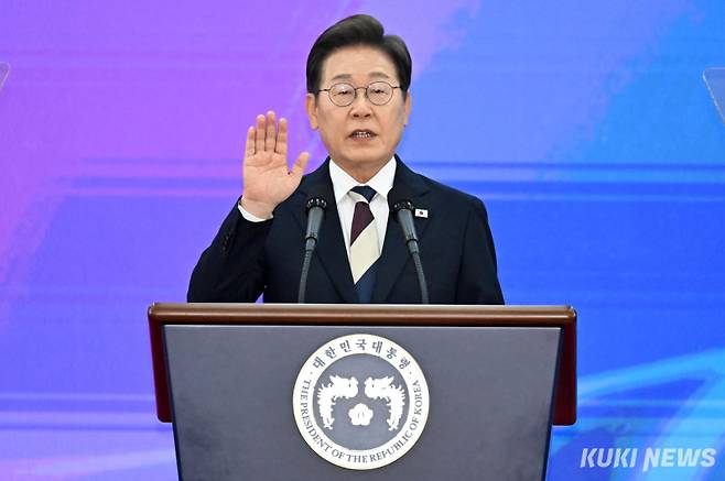 이재명 대통령이 지난 4일 서울 여의도 국회 로텐더홀에서 열린 제21대 대통령 취임 선서 행사에서 선서하고 있다. 유희태 기자&nbsp;