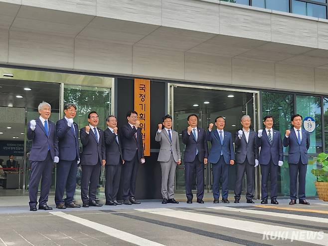 국정기획위원회 현판식이 16일 서울정부청사 창성동 별관 앞에서 진행됐다. 권혜진 기자