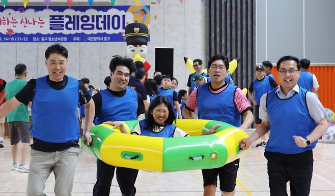 ‘아빠와 함께하는 신나는 플레잉데이’ 프로그램에 참석한 박희조 동구청장(사진 오른쪽)과 아빠들이 게임을 하고 있다. 대전동구