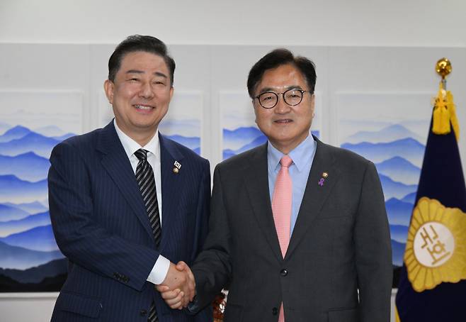 우원식 국회의장(오른쪽)이 16일 국회 의장실을 예방한 더불어민주당 김병기 당 대표 직무대행 겸 원내대표와 인사하고 있다. 사진공동취재단