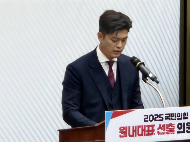 김용태 국민의힘 비상대책위원장이 16일 국회에서 새 원내대표 선출 의원총회 인사말을 하고 있다. 윤상호 기자